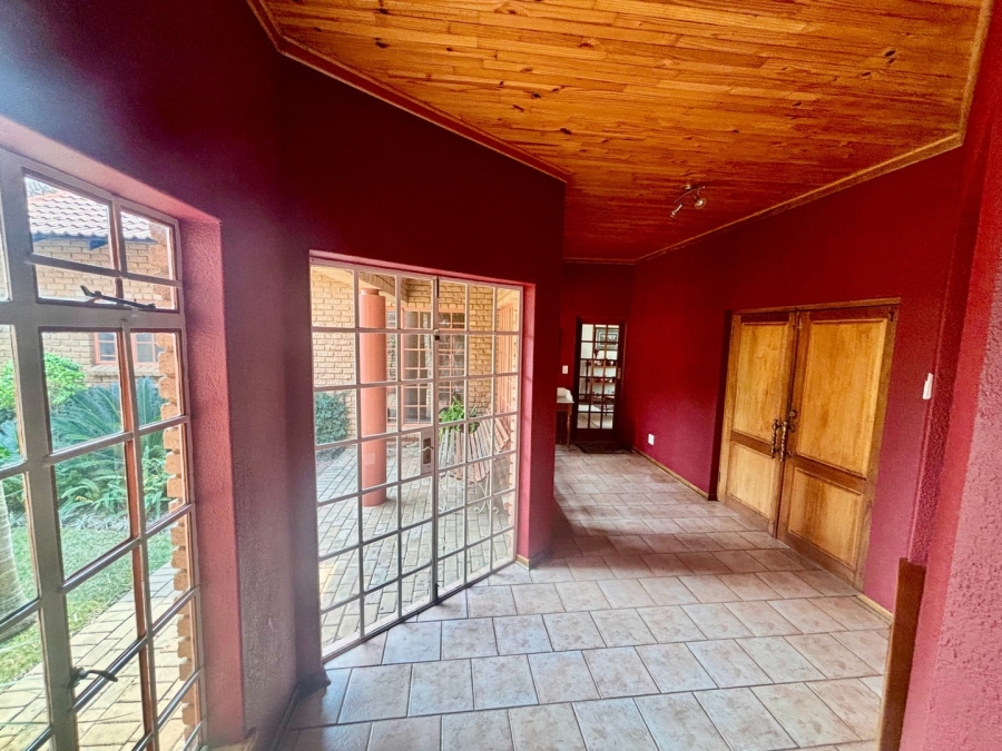 5 Bedroom Property for Sale in Wilkoppies North West